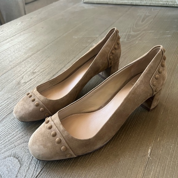 Tory Burch. Tan Suede Low Chunky Heel. Size 8.5. - Picture 1 of 7
